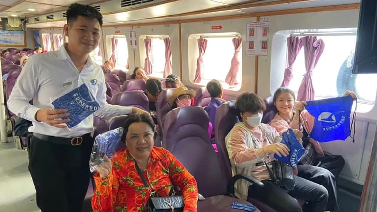 nhan-vien-chuyen-nghiep-tan-tinh-trong-suot-chuyen-di-hon-son