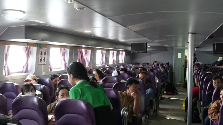 tau-rach-gia-hong-son-trang-bi-day-du-tivi-may-lanh